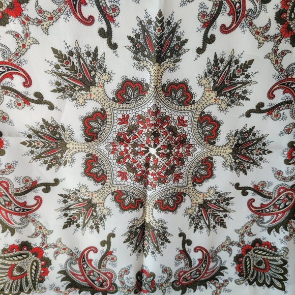 Vintage Italian Scarf & Leaf Scarf Clip ~ 1970s-1980s? ~ Pretty Paisley Pattern - Picture 4 of 16